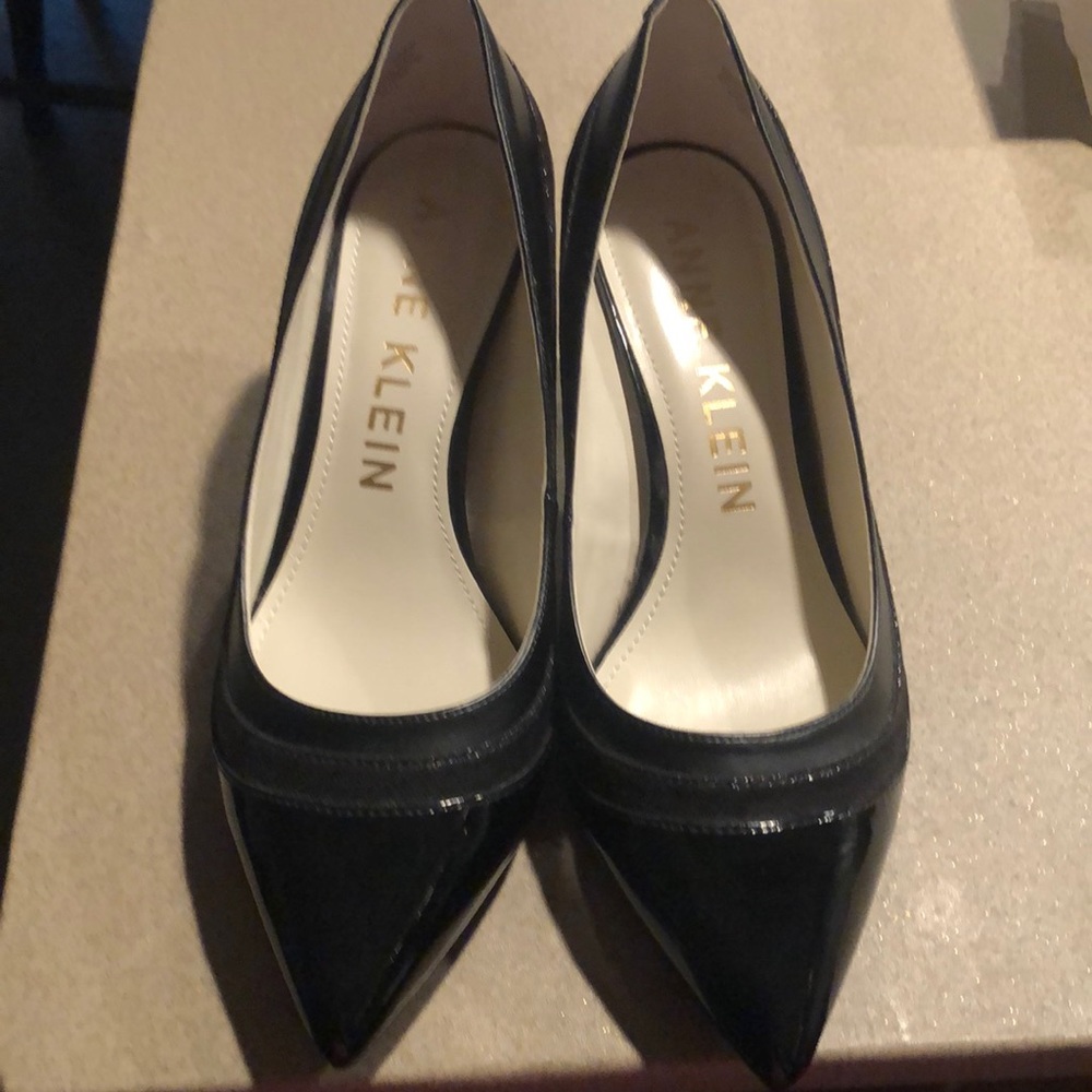 Never worn,
Super comfortable & never out of style